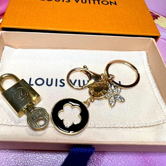 Authentic Louis Vuitton SERIES 2 Lock & Key #201 w Box & Dusty & Unbrnd Keychain - Picture 3 of 12